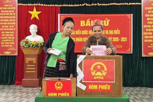 Người dân xã Môn Sơn, Nghệ An bỏ phiếu bầu ĐBQH và HĐND các cấp.