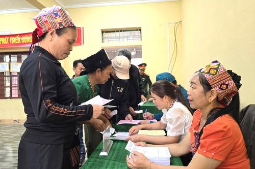 Cử tri xã Môn Sơn nhận phiếu bầu cử.