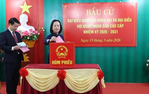 Bà Đoàn Thị Hậu, Phó Bí thư Thường trực Tỉnh ủy, Chủ tịch HĐND tỉnh Lạng Sơn dự khai mạc và bỏ phiếu bầu tại khu vực bỏ phiếu số 18, nhà văn hóa thôn Nà Lầu, xã Hoàng Văn Thụ.