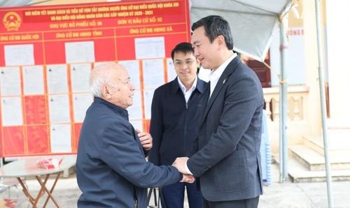 Ông Nguyễn Cảnh Toàn, Phó Bí thư Tỉnh ủy, Chủ tịch UBND tỉnh Lạng Sơn động viên cử tri tham gia bầu cử.