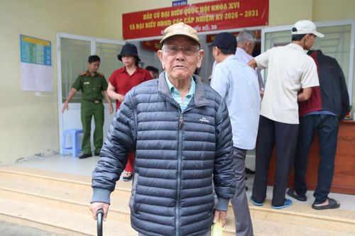 Cử tri Trần Văn Lý gần 100 tuổi đi bỏ phiếu tại Điểm bầu cử số 30, phường Nam Nha Trang.