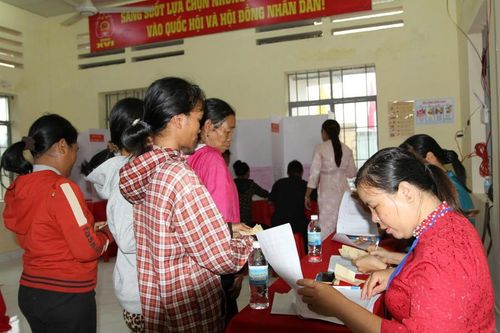 Toàn xã Trung Khánh Vĩnh có 4.952 cử tri , trong đó 85% là cử tri người dân tộc.