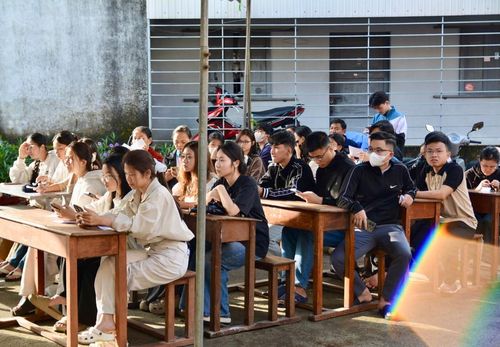 Nhiều cử tri là sinh viên có mặt ở các khu vực bỏ phiếu từ sớm, để thực hiện quyền bầu cử.