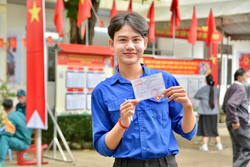 Niềm vui và sự tự hào của cử tri trẻ trong ngày hội toàn dân, gửi gắm trọn vẹn niềm tin vào các đại biểu khóa mới.