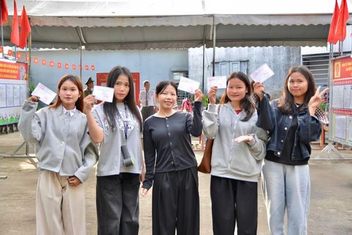 Sau khi hoàn thành việc bỏ phiếu, nhiều cử tri trẻ ghi lại khoảnh khắc ý nghĩa tại điểm bầu cử.