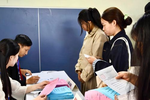Thành viên Tổ bầu cử phổ biến nội quy bỏ phiếu cho các cử tri, đảm bảo hoạt động bầu cử được thực hiện an toàn, hiệu quả, đúng quy định pháp luật.