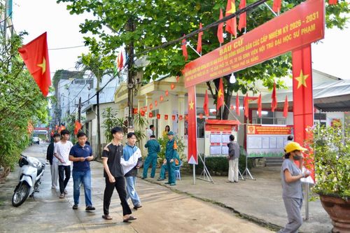 Sáng 15/3, tại TP Đà Nẵng, cử tri trên toàn thành phố có mặt tại các khu vực bỏ phiếu, hòa chung không khí rộn ràng của ngày hội toàn dân.