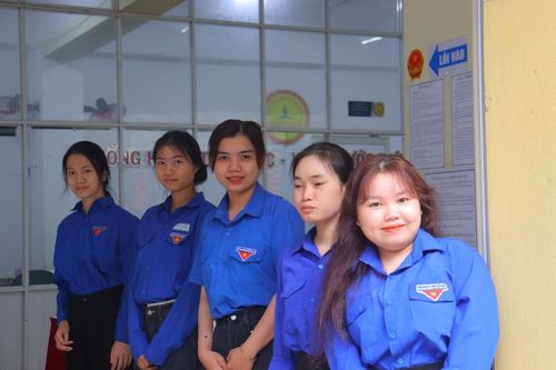 Sinh viên Trường Cao đẳng Đại Việt Đà Nẵng hỗ trợ công tác hướng dẫn người dân trong ngày bầu cử.
