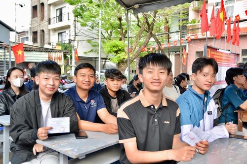 Tâm thế vui tươi, phấn khởi của các cử tri trẻ tạo nên không khí rộn ràng tại điểm bầu cử.