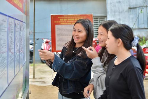 Các cử tri trẻ dành thời gian nghiên cứu kỹ tiểu sử, chương trình hành động của từng ứng cử viên để đưa ra quyết định với tinh thần “Mỗi lá phiếu là một niềm tin, trách nhiệm với Tổ quốc”.