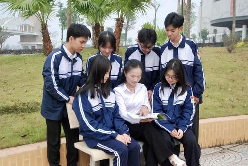 Cô Vũ Thị Hạnh - giáo viên trường THPT Chuyên Hùng Vương cùng các em học sinh nhà trường.