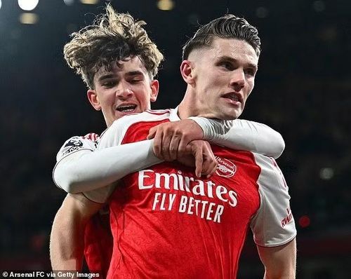 Thần đồng 16 tuổi Max Dowman (trên) vừa kiến tạo, vừa ghi bàn phút bù giờ giúp Arsenal hạ Everton 2-0 ở vòng 31 Ngoại hạng Anh hôm 15/3.
