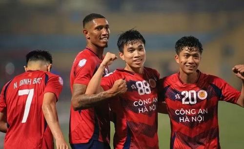 Lúc này dẫn đầu bảng xếp hạng V-League đang là Công an Hà Nội với 38 điểm, đây cũng là ứng viên lớn nhất cho ngôi vô địch năm nay.