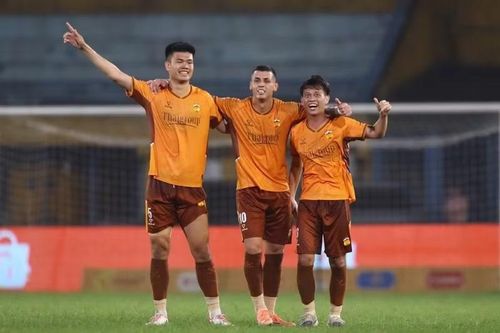 Lúc này, đội bóng phố Núi cũng chưa chính thức trụ hạng khi đang chỉ hơn các đội xếp sau một hai chiến thắng.