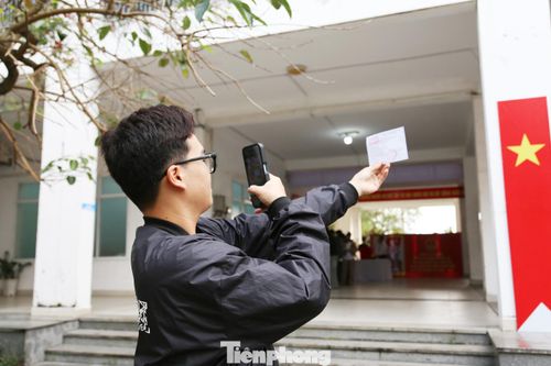 Nhiều bạn sinh viên đến khu vực bỏ phiếu cũng tranh thủ check-in cùng tấm thẻ cử tri, phiếu bầu để đăng tải lên mạng xã hội, chia sẻ về niềm tự hào của cử tri gen Z.