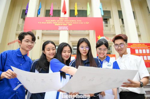 Sinh viên ĐHQG Hà Nội tham gia quyền và nghĩa vụ của công dân.