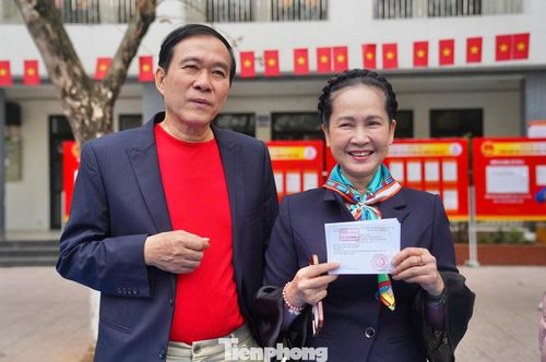 NSND Lan Hương và NSƯT Đỗ Kỷ khoe phiếu cử tri sau khi hoàn thành bầu cử.