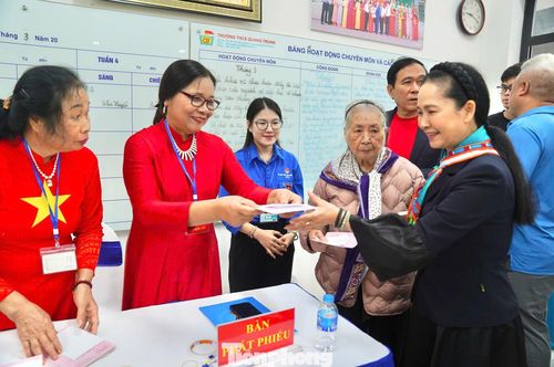 Bàn tiếp đón, hướng dẫn cử tri, khu vực phát phiếu và thùng phiếu được bố trí hợp lý, bảo đảm đúng quy trình. Các thành viên tổ bầu cử túc trực từ sớm, nhiệt tình hướng dẫn từng bước để cử tri thực hiện việc bỏ phiếu thuận lợi, nhanh chóng.
