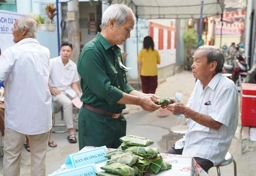 Một điểm bỏ phiếu ở phường Bình Thạnh còn tặng quà cho cử tri đi bầu cử.
