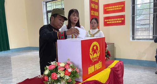 Người dân tộc Chứt đến bỏ phiếu.