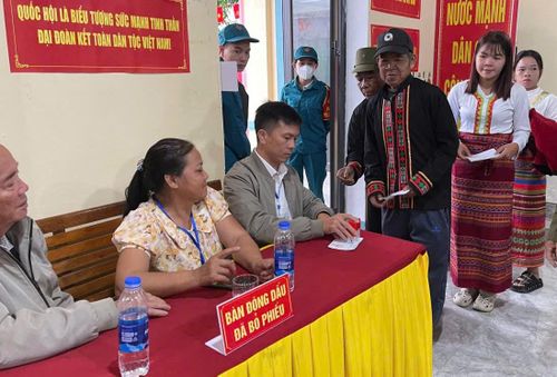 Bà con người đồng bào Chứt háo hức đi bỏ phiếu.