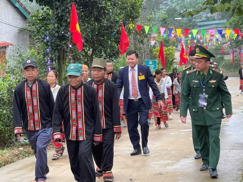 Bà con người đồng bào dân tộc Chứt được hỗ trợ đi bỏ phiếu.