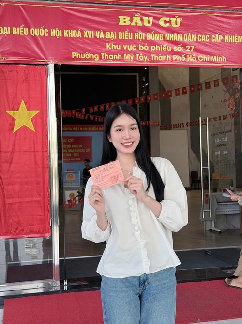 Á hậu Phương Anh tham gia bỏ phiếu tại phường Thạnh Mỹ Tây, TPHCM.