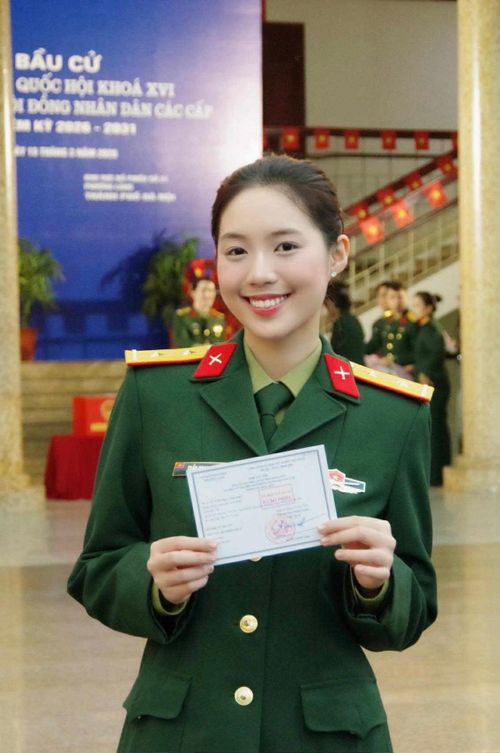 Á hậu Châu Anh có mặt từ sớm tại điểm bỏ phiếu tại Đại học Văn hóa Nghệ thuật Quân đội, Hà Nội để thực hiện quyền công dân. Cô mặc quân phục, tham gia bỏ phiếu cùng đơn vị đang công tác. Châu Anh cho biết đây là lần đầu cô được tham gia bầu cử nên cảm xúc rất đặc biệt. "Tôi cảm thấy vừa vinh dự, vừa có chút hồi hộp khi được trực tiếp thực hiện quyền và nghĩa vụ công dân của mình thông qua lá phiếu. Đối với tôi, việc tham gia bầu cử không chỉ là quyền lợi mà còn là trách nhiệm của mỗi công dân đối với đất nước", cô nói.