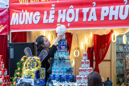 Để đón kiệu Quan lớn Tuần Tranh, ngay từ nhiều ngày nay, người dân hai bên đường bắc rạp sắm sửa lễ để tạ ơn Quan lớn phù hộ cho gia đạo êm ấm, công việc thuận lợi.