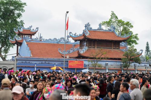 Khu vực trước cổng đền Kỳ Cùng thờ Quan lớn Tuần Tranh chật kín người dân chờ đoàn rước kiệu từ đền Tả Phủ về.