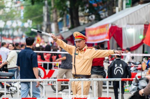 Công an tỉnh Lạng Sơn bố trí lực lượng Cảnh sát giao thông điều tiết, phân làn giao thông và lực lượng an ninh túc trực trên dọc tuyến đường rước đảm bảo an ninh, trật tự. Người dân bố trí trạm dừng nghỉ cấp phát nước miễn phí cho du khách tham gia trẩy hội.
