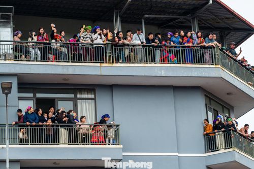 Nhiều nhà dân hai bên đường sẵn sàng mở cửa đón người dân lên khu vực ban công trên cao để theo dõi đoàn rước đi qua.