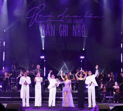 Đêm nhạc khép lại với Cảm ơn âm nhạc do Tùng Sax sáng tác, nằm trong EP Bản ghi nhớ đánh dấu sự trở lại của Quả Dưa Hấu. Trước khi tạm biệt khán giả, các nghệ sĩ cùng xuất hiện trên sân khấu để trình diễn Hoa cỏ mùa xuân mang lại bầu không khí tươi vui. Đạo diễn âm nhạc Nguyễn Thanh Bình và các cộng sự phối khí, tổng đạo diễn Hồ Hoài Anh đã giúp Quả Dưa Hấu mang đến đêm nhạc đánh thức ký ức thanh xuân tươi đẹp của nhiều thế hệ khán giả. Ảnh: Hòa Nguyễn