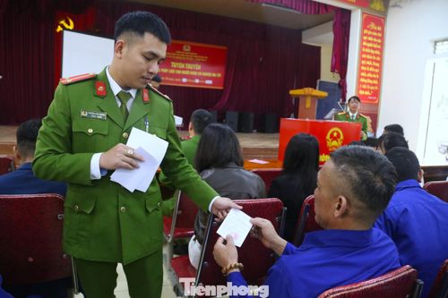  Cầm trên tay lá phiếu, anh L.Đ.D., học viên đang điều trị tại cơ sở xúc động chia sẻ: “Dù đang trong quá trình cai nghiện, nhưng tôi vẫn được thực hiện quyền công dân. Lá phiếu giúp tôi thấy mình vẫn là một phần của xã hội”. 