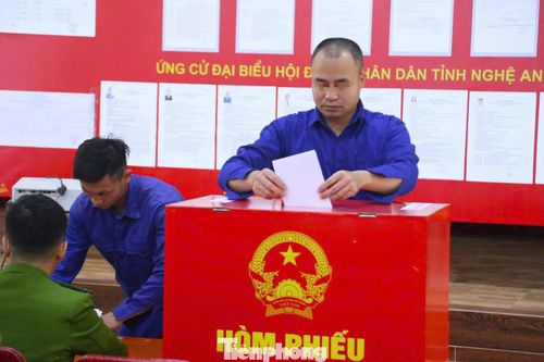 Những lá phiếu lần lượt được bỏ vào hòm phiếu trong sự trang nghiêm của ngày hội lớn. Đối với nhiều học viên cai nghiện, đó không chỉ là sự lựa chọn đại biểu đại diện cho ý chí và nguyện vọng của nhân dân mà còn là biểu tượng của niềm tin, hy vọng về một khởi đầu mới.