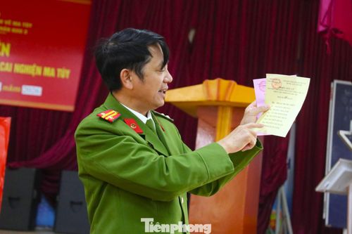  Trước khi tiến hành bỏ phiếu, học viên được cán bộ phổ biến nội quy, quy trình bỏ phiếu. 