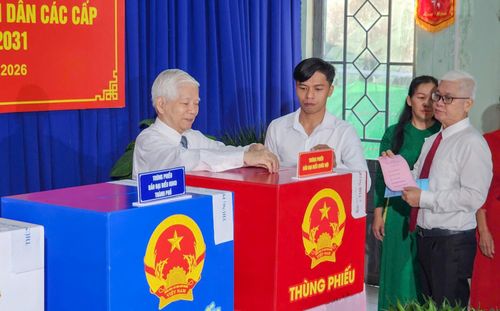 Nguyên Chủ tịch nước Nguyễn Minh Triết và lãnh đạo Thành phố tham gia bỏ phiếu bầu tại phường Phú An.