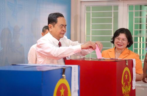 Đồng chí Trần Thanh Mẫn, Ủy viên Bộ Chính trị, Chủ tịch Quốc hội, Chủ tịch Hội đồng bầu cử Quốc gia, dự lễ khai mạc và bỏ phiếu bầu ĐBQH khóa XVI và đại biểu HĐND các cấp nhiệm kỳ 2026-2031 tại khu vực bỏ phiếu số 14 (Trường THCS Đỗ Văn Dậy, xã Hóc Môn, TP HCM).