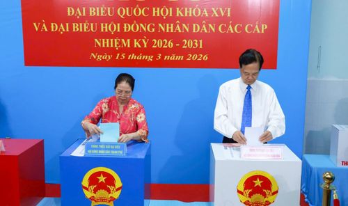 Đến dự lễ khai mạc ngày bầu cử tại khu vực bỏ phiếu số 2, phường Xuân Hòa có đồng chí Nguyễn Tấn Dũng, nguyên Ủy viên Bộ Chính trị, nguyên Thủ tướng Chính phủ.