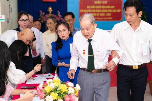 Trong số các cử tri có mặt sớm tại điểm bỏ phiếu số 53 (phường Thạnh Mỹ Tây, TP HCM) có Đại tá Nguyễn Văn Tàu (huyền thoại tình báo Tư Cang, 98 tuổi).