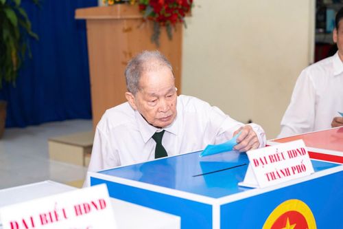  Dù tuổi đã cao, Đại tá Nguyễn Văn Tàu vẫn từ chối sử dụng thùng phiếu phụ (được mang đến tận nhà) vì muốn trực tiếp đến điểm bỏ phiếu để thực hiện quyền bầu cử như những cử tri khác. 