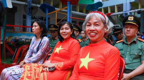  Hôm nay, bà Võ Ánh Tuyết (phường Xuân Hòa) dậy sớm hơn thường lệ, chọn chiếc áo dài mang màu cờ Tổ quốc để đi bầu cử. Bà chia sẻ, mỗi lần tham gia bầu cử đều mang lại cảm xúc rất đặc biệt, vừa thiêng liêng vừa háo hức. Mỗi lá phiếu không chỉ thể hiện quyền dân chủ mà còn gửi gắm kỳ vọng của người dân về những đại biểu có tâm, có tầm, biết lắng nghe và đưa ra những quyết sách thiết thực để Thành phố phát triển. 