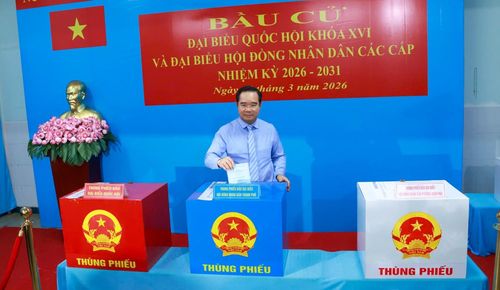 Đồng chí Nguyễn Văn Được, Ủy viên Trung ương Đảng, Phó Bí thư Thành ủy, Chủ tịch UBND TP HCM, dự lễ khai mạc và bỏ phiếu bầu tại khu vực bỏ phiếu số 2, phường Xuân Hòa.