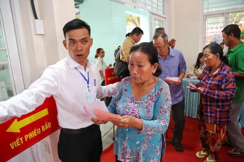 Tại các điểm bỏ phiếu, từ sáng sớm đã có đông cử tri đến xếp hàng chờ làm thủ tục bầu cử. Nhiều người cầm sẵn phiếu cử tri trên tay, thể hiện sự háo hức tham gia ngày hội lớn của toàn dân và thực hiện quyền, nghĩa vụ công dân.