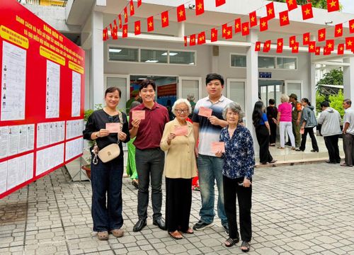 Sáng ngày 15/3, gia đình ba thế hệ của anh Cổ Tấn Minh Quang (phường Xuân Hòa, TP HCM) đã có mặt tại điểm bỏ phiếu để thực hiện quyền bầu cử. Trong 5 người đi bầu có mẹ anh là bà Hà Thị Kiên (86 tuổi), nguyên cán bộ giao liên Cụm tình báo H63, vừa được trao Huy hiệu 65 năm tuổi Đảng; con trai anh là Cổ Tấn Minh Khôi, cử tri trẻ vừa tròn 18 tuổi, lần đầu đi bầu cử. Hình ảnh ba thế hệ cùng đi bầu cử trong buổi sáng ngày hội của toàn dân cho thấy sự tiếp nối trách nhiệm công dân qua các thế hệ.