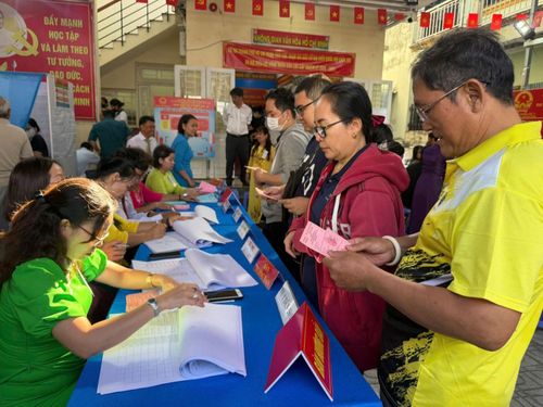 Tổ bầu cử số 7 và 8, phường Phước Long có khoảng 6.000 cử tri, trong đó khá đông công nhân, lao động đang làm việc tại Khu Công nghệ cao TP HCM.