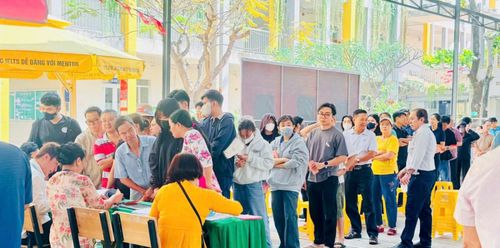 Tại điểm bỏ phiếu số 47 - 48 phường Phước Long, rất đông cử tri đến bỏ phiếu.