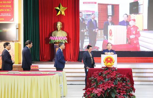 Chủ tịch UBND tỉnh Phạm Hoàng Sơn và các cử tri bỏ phiếu bỏ phiếu bầu cử ĐBQH khóa XVI và đại biểu HĐND các cấp nhiệm kỳ 2026-2031.