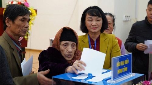 Người cao tuổi tại Cao Bằng luôn gương mẫu đến khu vực bỏ phiếu sớm, thực hiện quyền công dân.