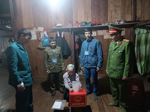 Cán bộ địa phương đã mang hòm phiếu phụ đến nhà để cử tri cao tuổi nhất, cụ Triệu Thị Chài (106 tuổi), xóm Khau Dựa, dân tộc Dao thực hiện quyền bầu cử. (Ảnh: Tô Phương Chi)
